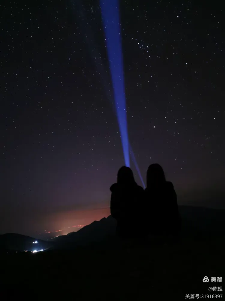到山坡上看星空,用头灯射上天空,繁星点点甚是壮观。